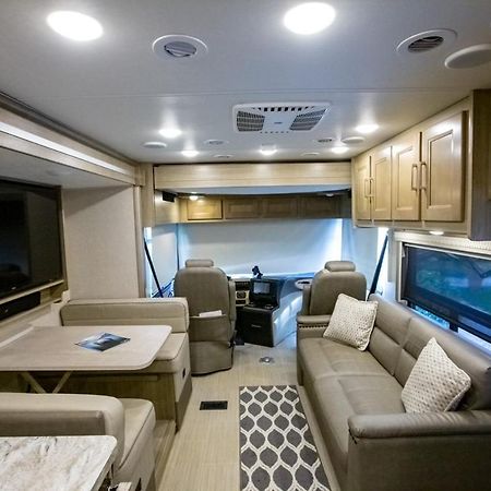 River Safaris, Stationary Class A Motorcoach, Old Homosassa Exterior photo