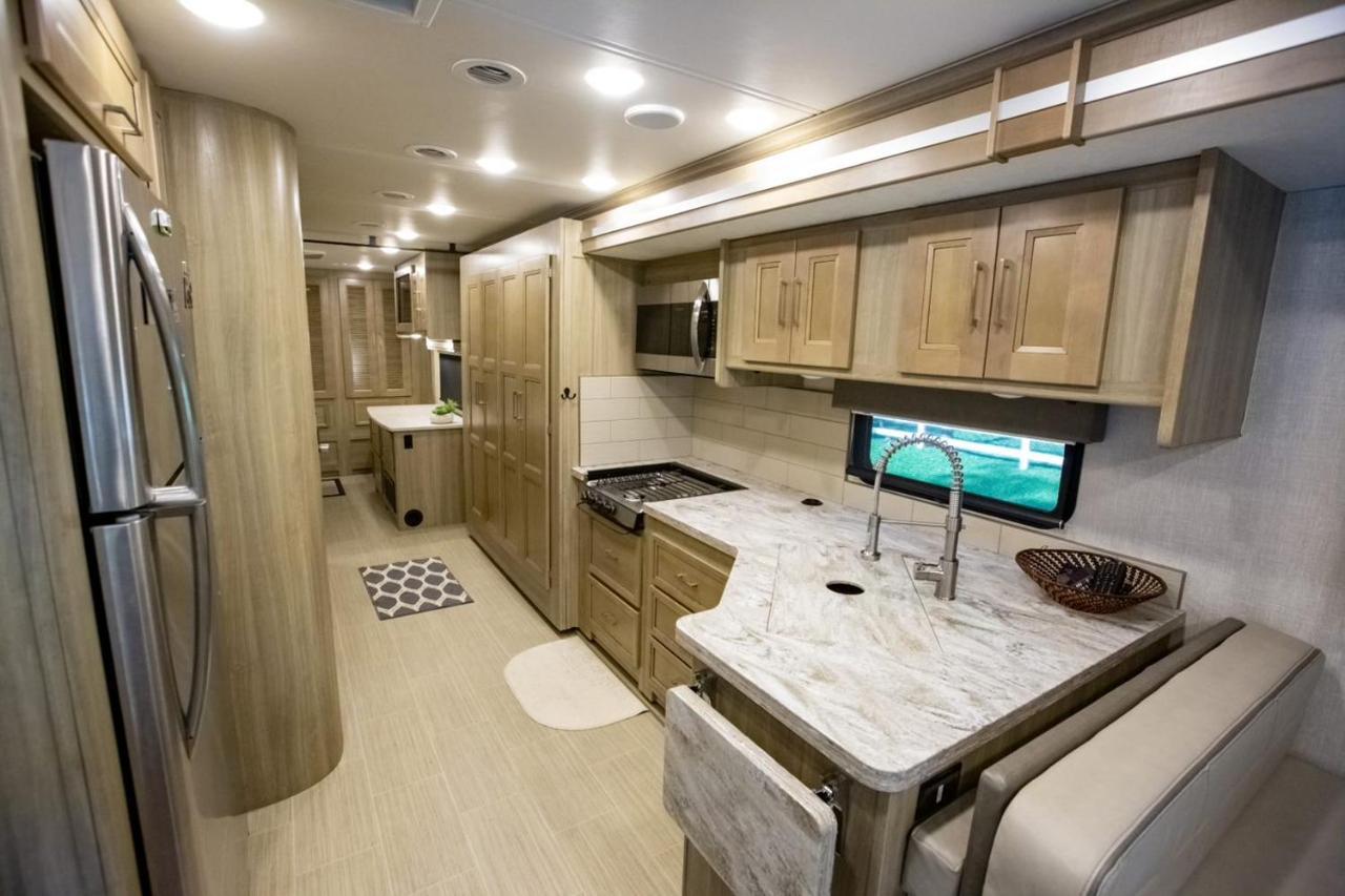 River Safaris, Stationary Class A Motorcoach, Old Homosassa Exterior photo