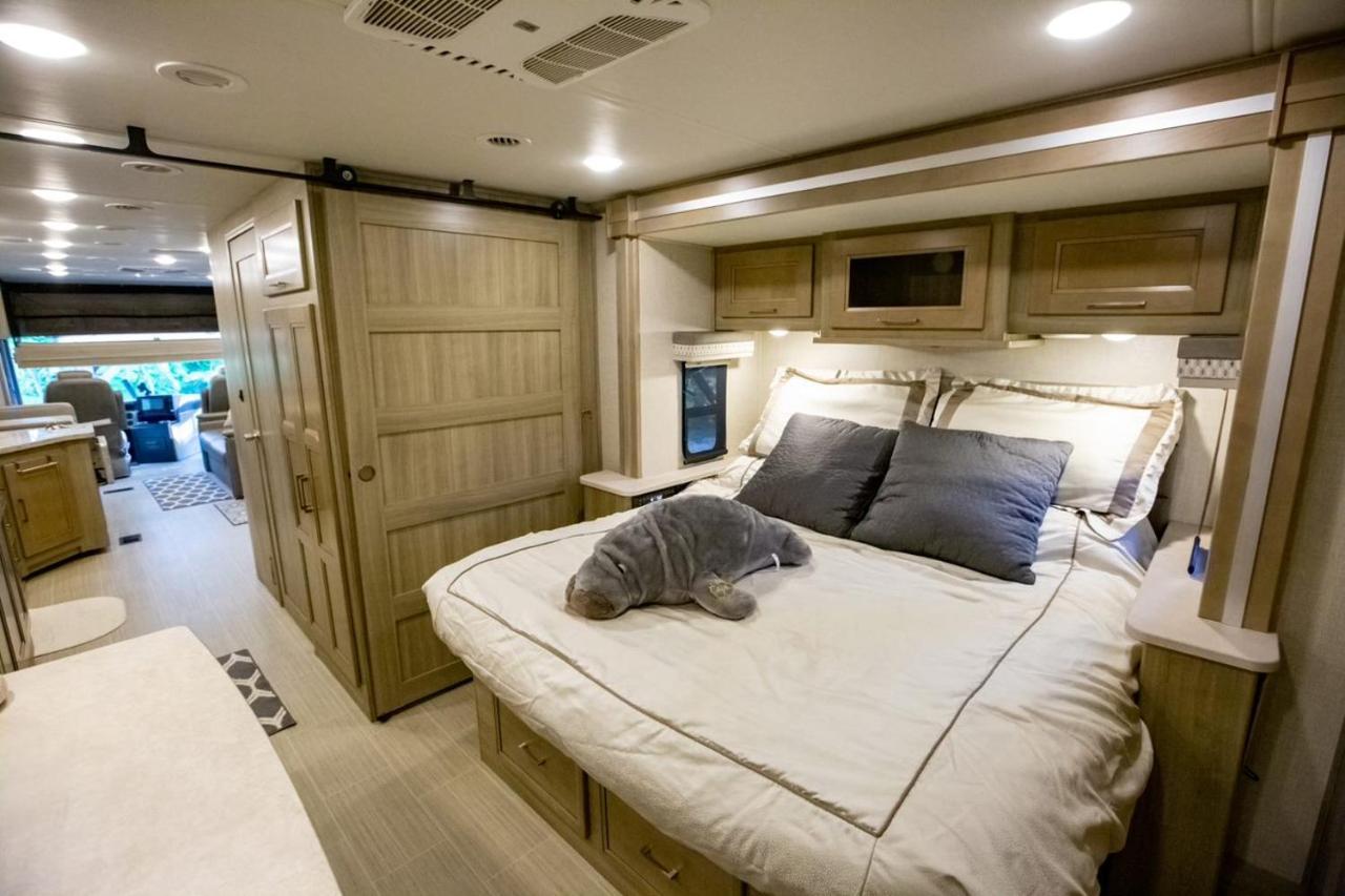 River Safaris, Stationary Class A Motorcoach, Old Homosassa Exterior photo